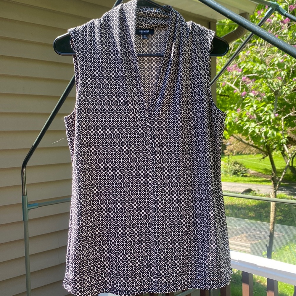 Premise Studio sleeveless V-neck top Medium LN